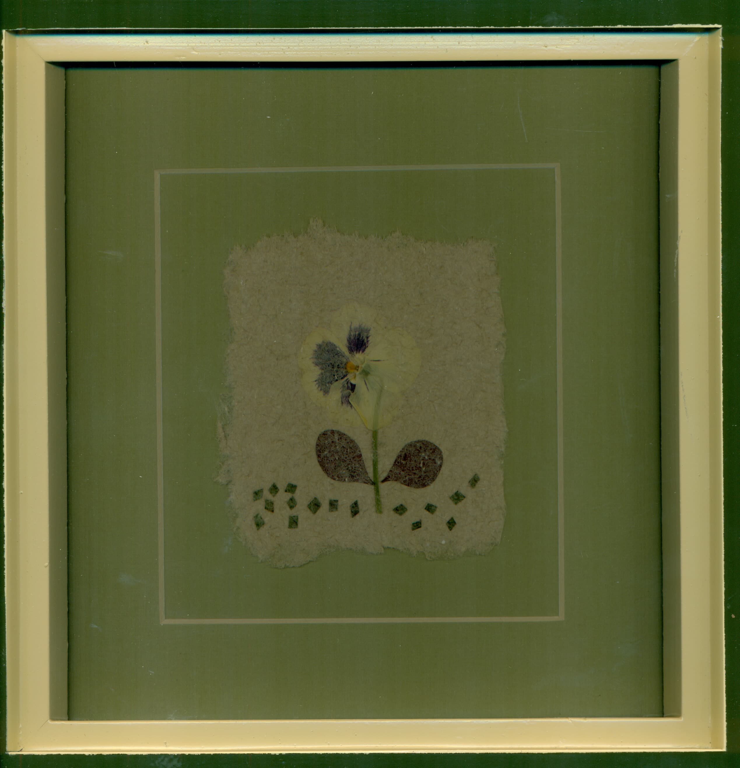 کولاژ گل بنفشه روی کاغذ دست‌ساز (قاب چوبی دیپ سبز)