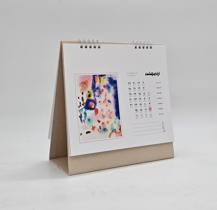 تقویم رومیزی 1404 (21*21)،(کارت پستال های سپهر زهرایی)،(سیمی)