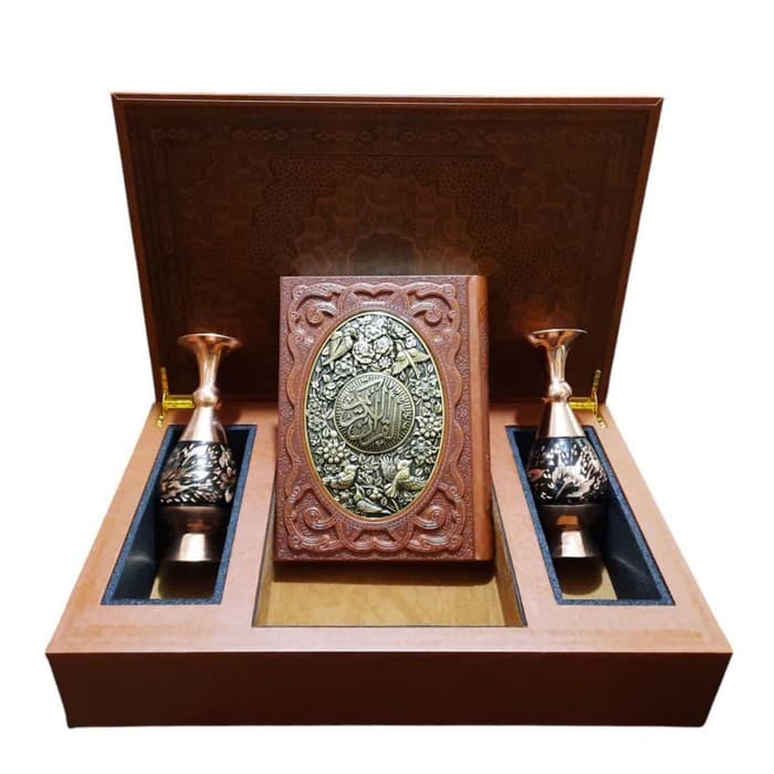 قرآن کریم (طرح مس برجسته همراه با دو گلدان)،(گلاسه،ترمو،پلاکدار برجسته،باجعبه)