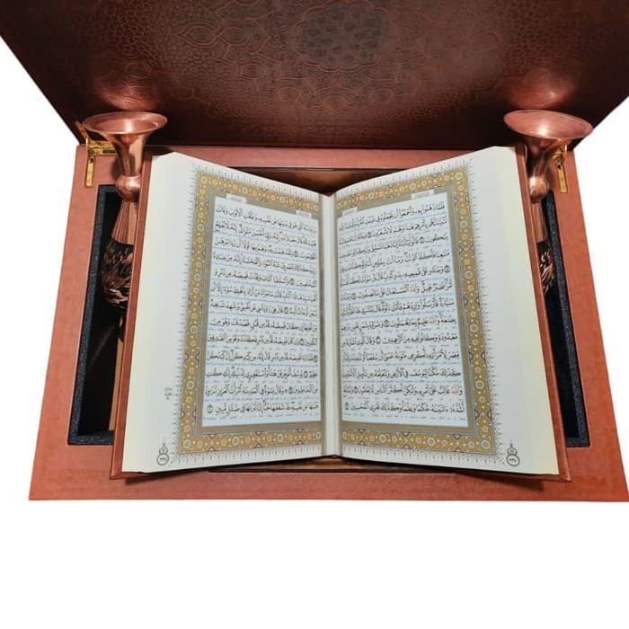قرآن کریم (طرح مس برجسته همراه با دو گلدان)،(گلاسه،ترمو،پلاکدار برجسته،باجعبه)