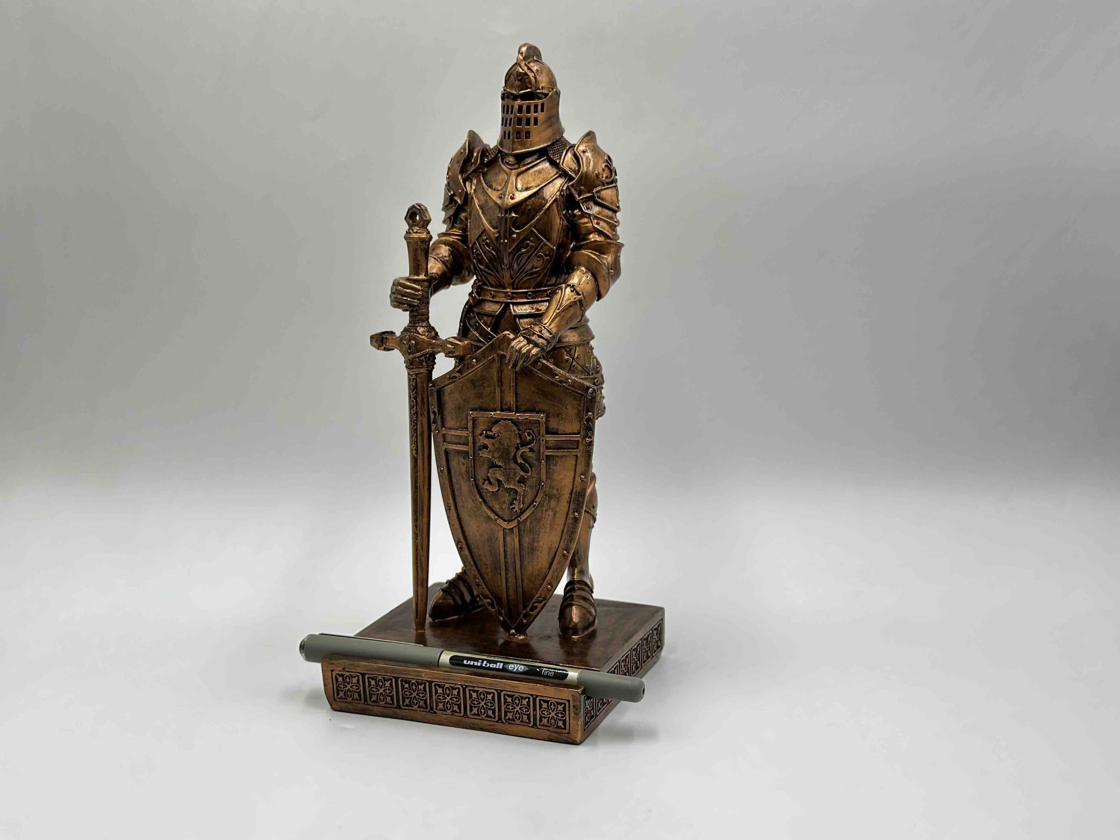تندیس شوالیه قلم‌دار با سپر برنزی 