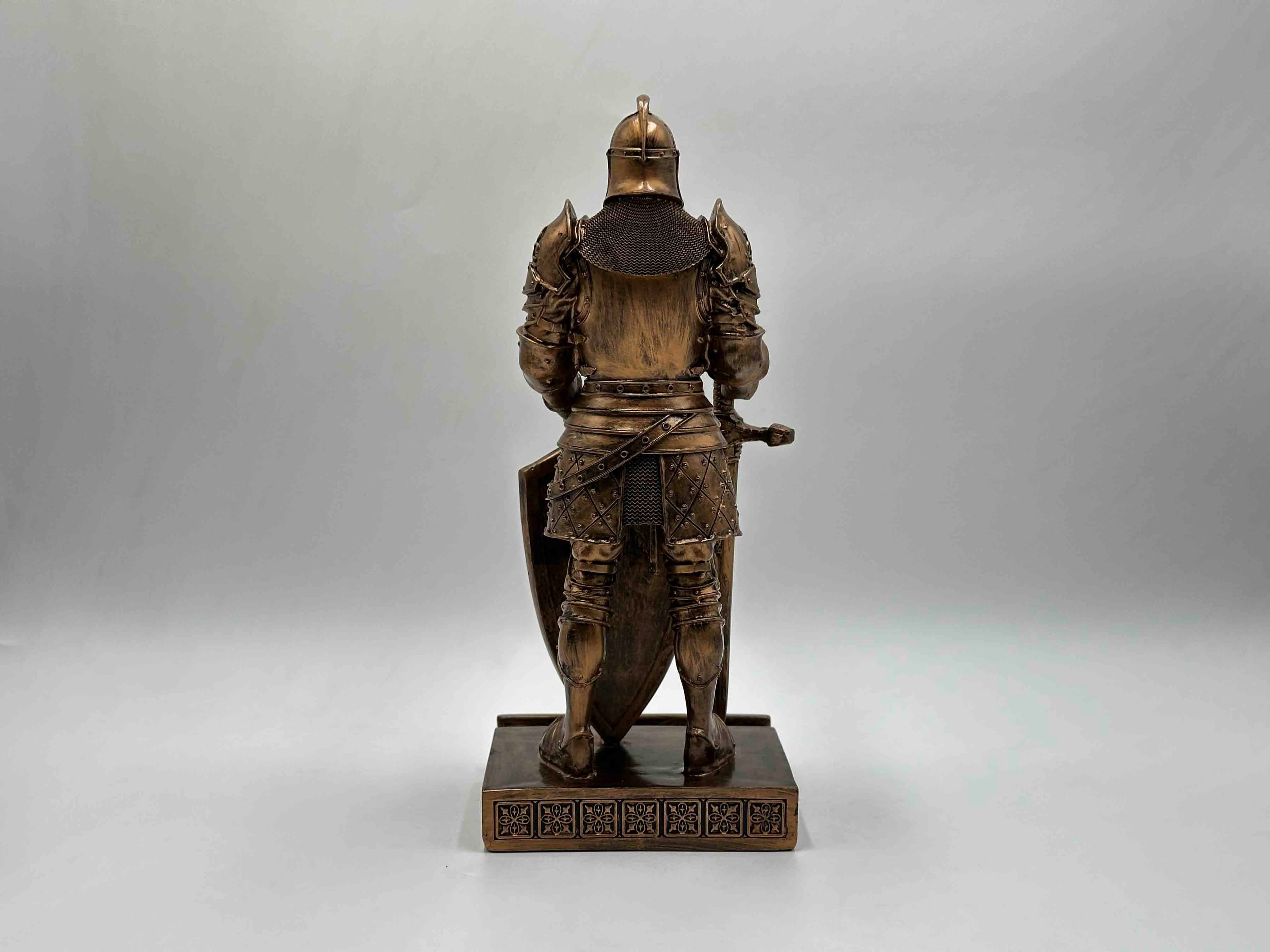 تندیس شوالیه قلم‌دار با سپر برنزی 