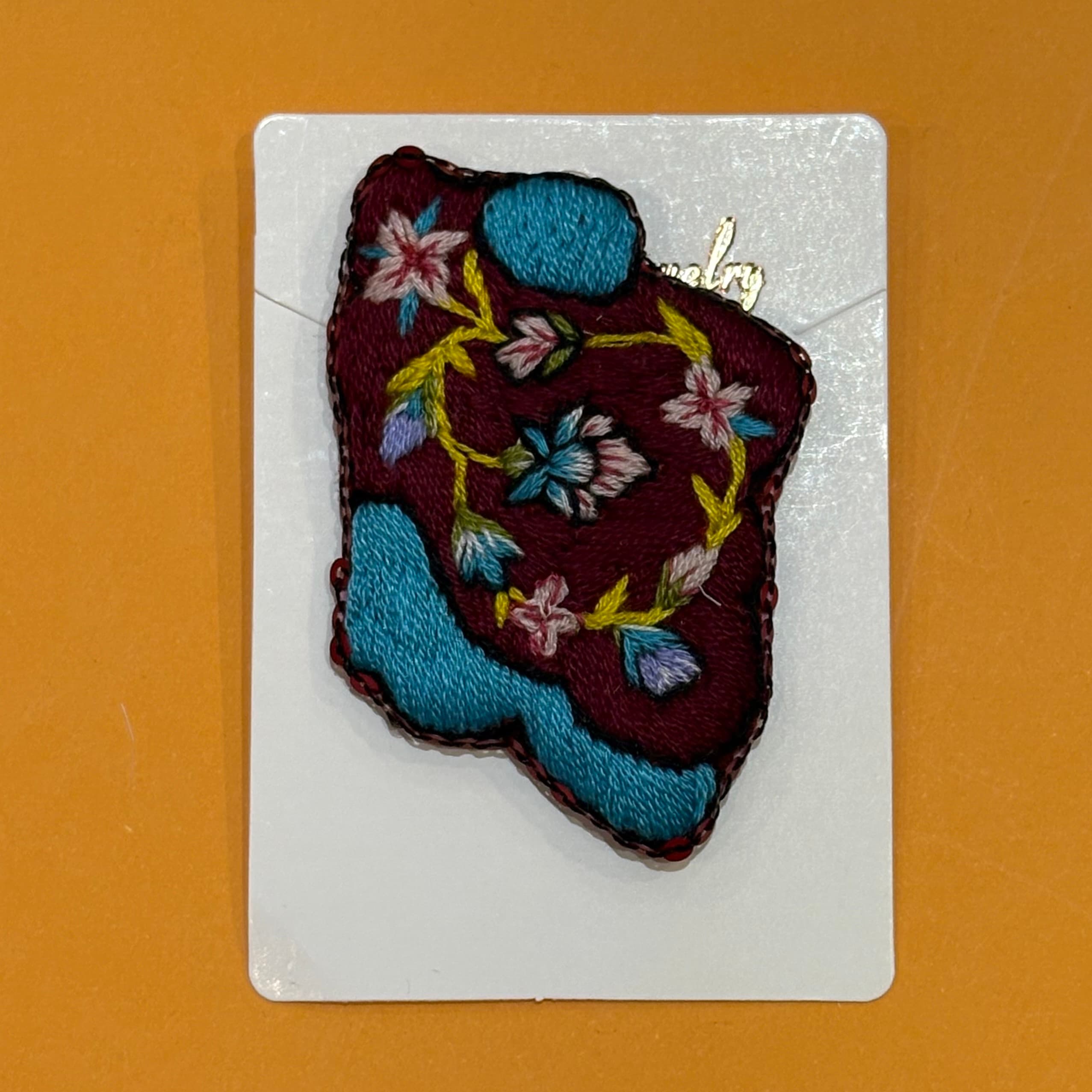 گل‌سینه ایران گل‌دوزی