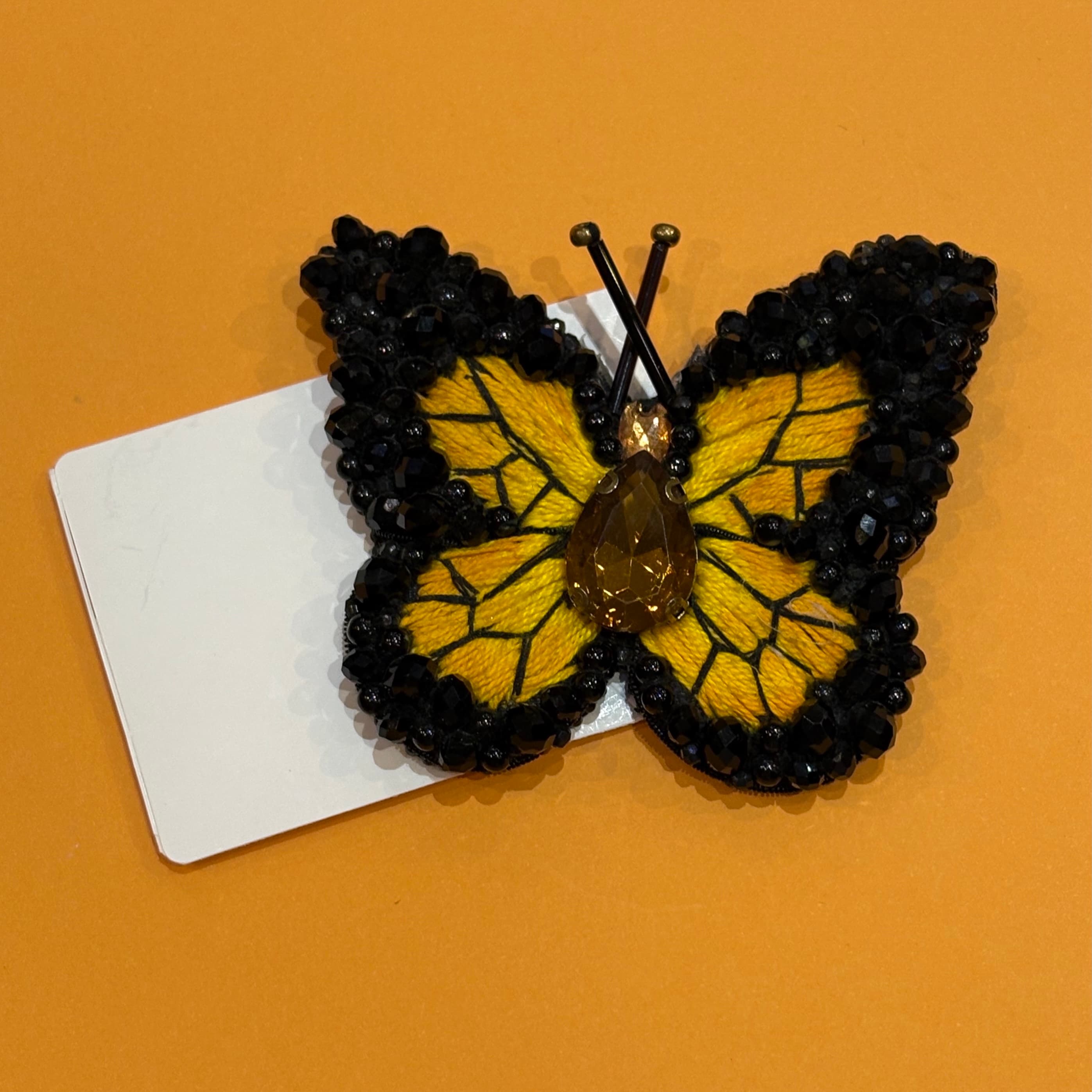 گل‌سینه پروانه گل‌دوزی زرد