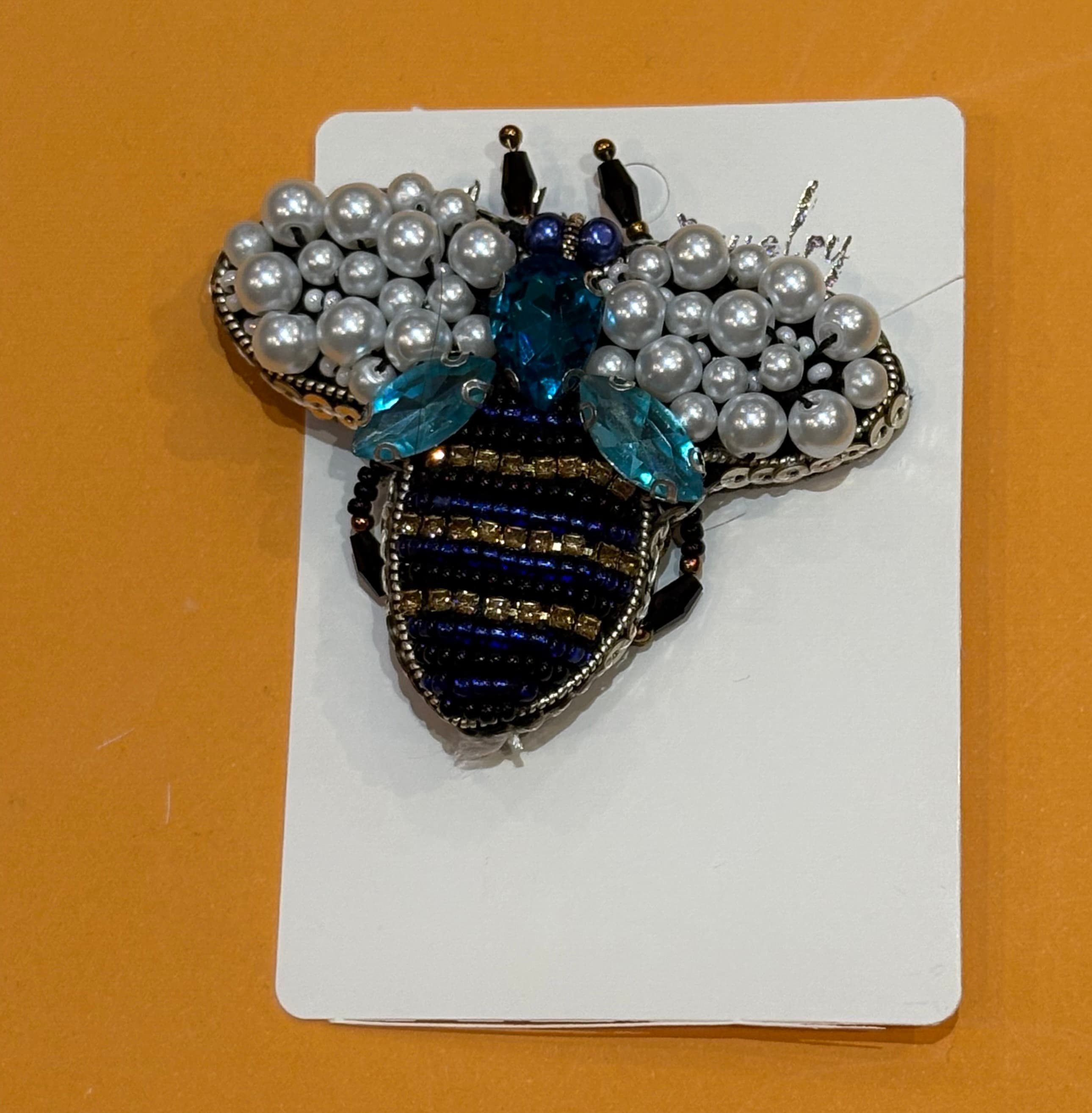 گل‌سینه زنبورک آبی