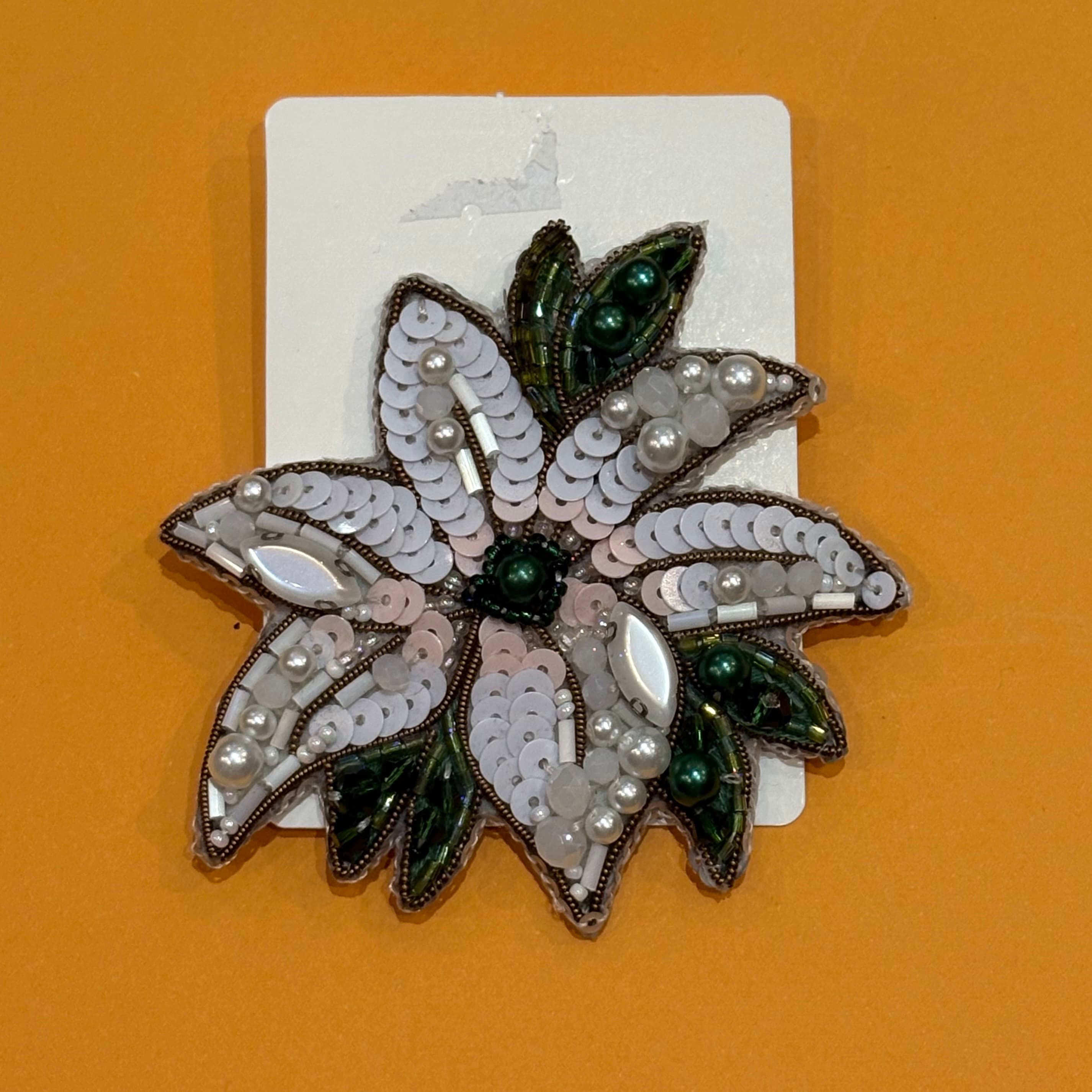 گل‌سینه گل سفید سبز