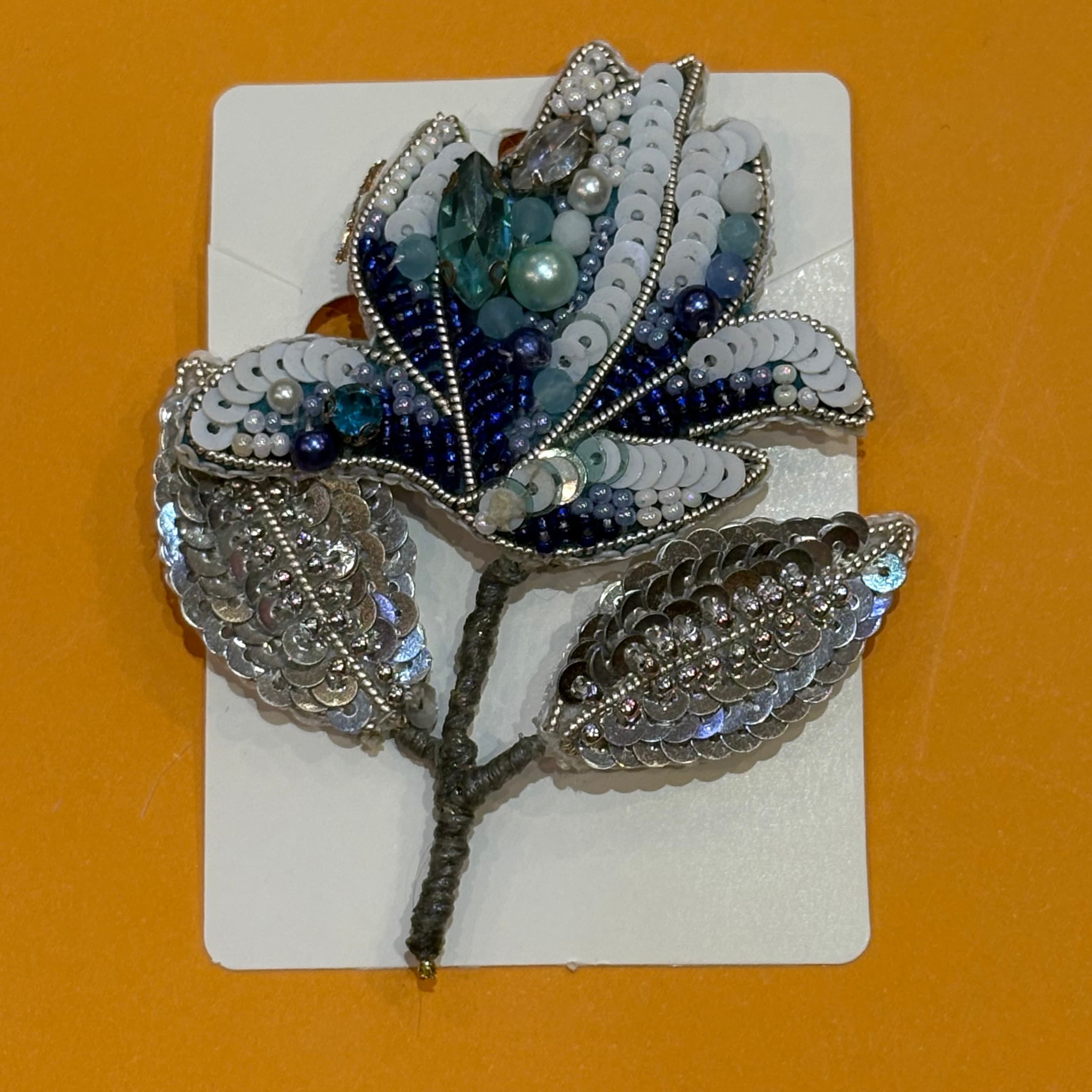 گل‌سینه شاخه گل سفید آبی