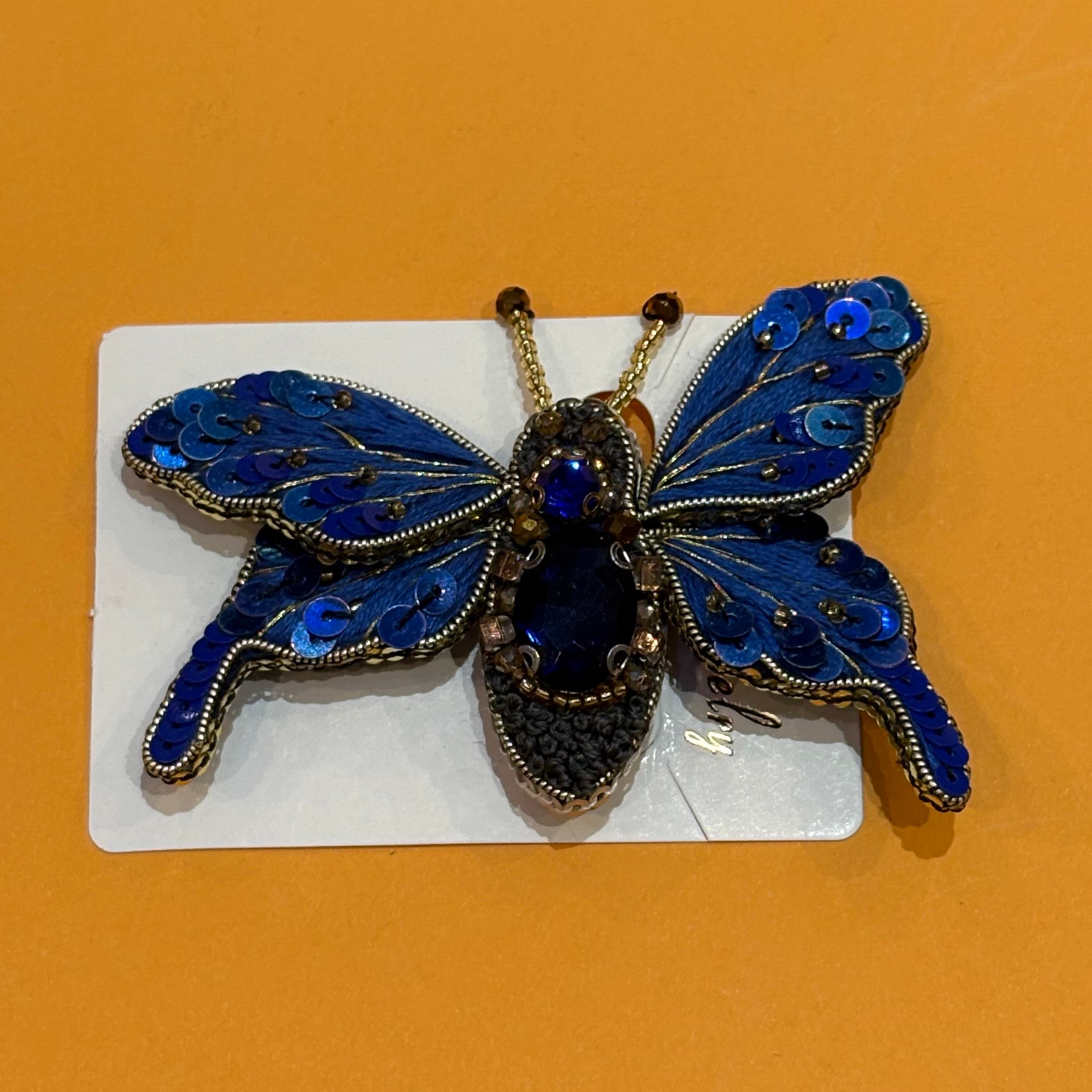 گل‌سینه پروانه سورمه‌ای گل‌دوزی