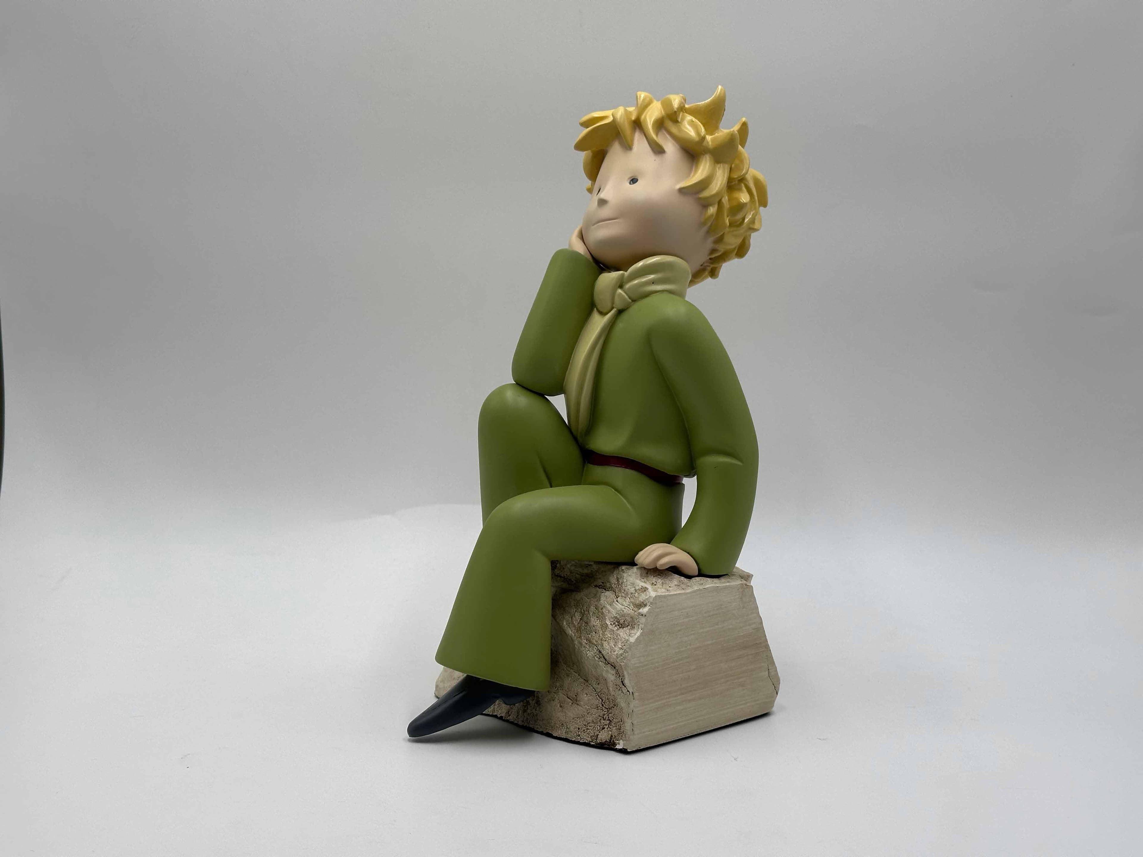 تندیس شازده کوچولو نشسته