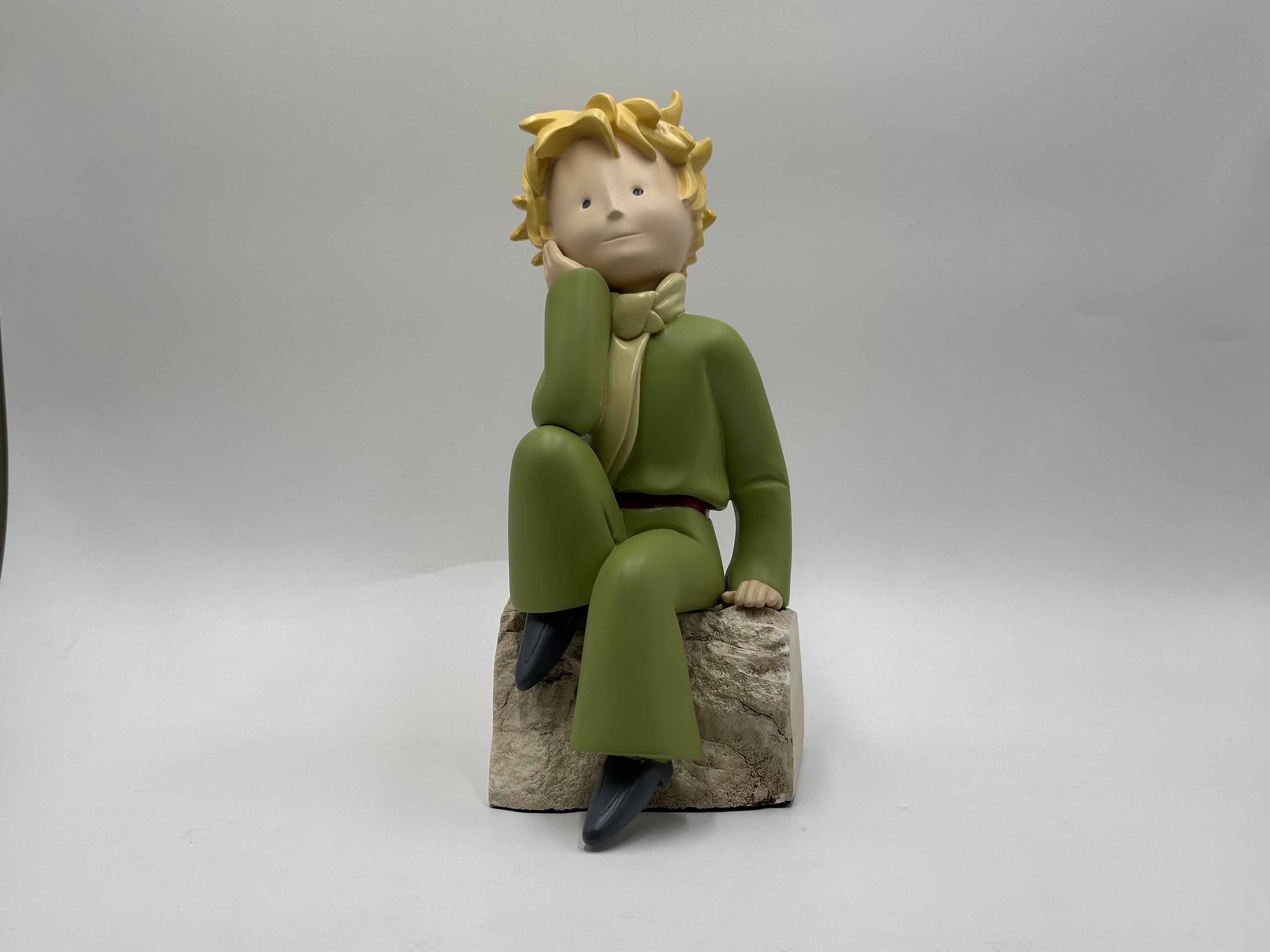 تندیس شازده کوچولو نشسته