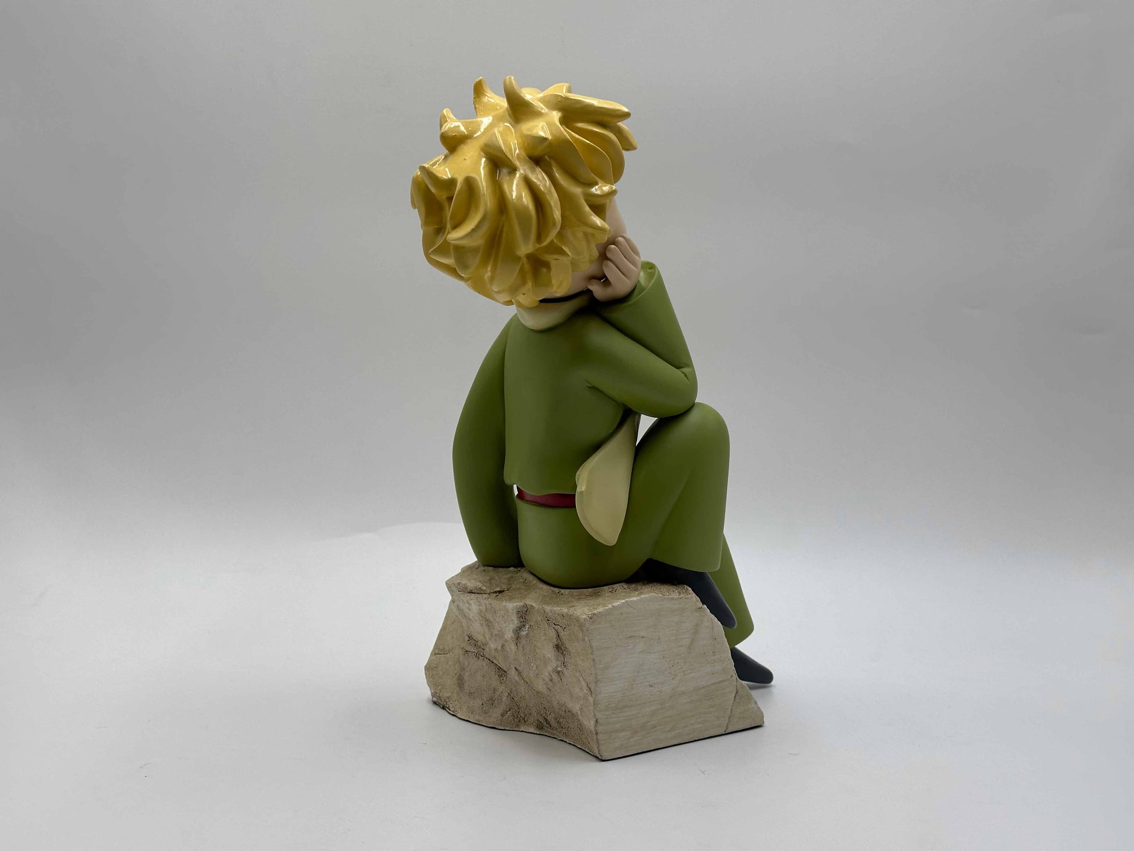 تندیس شازده کوچولو نشسته