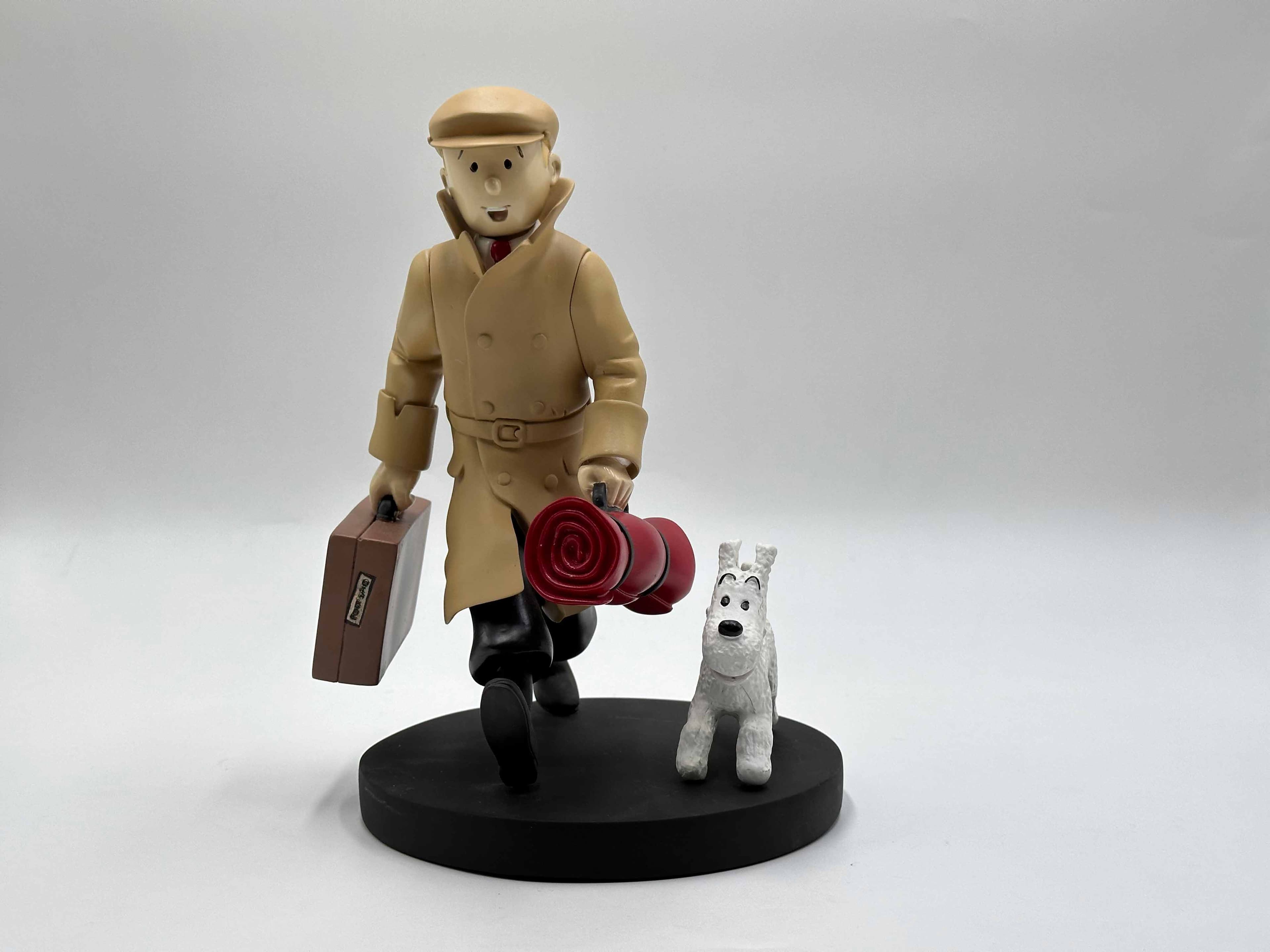 تندیس تن تن در پیاده‌رو