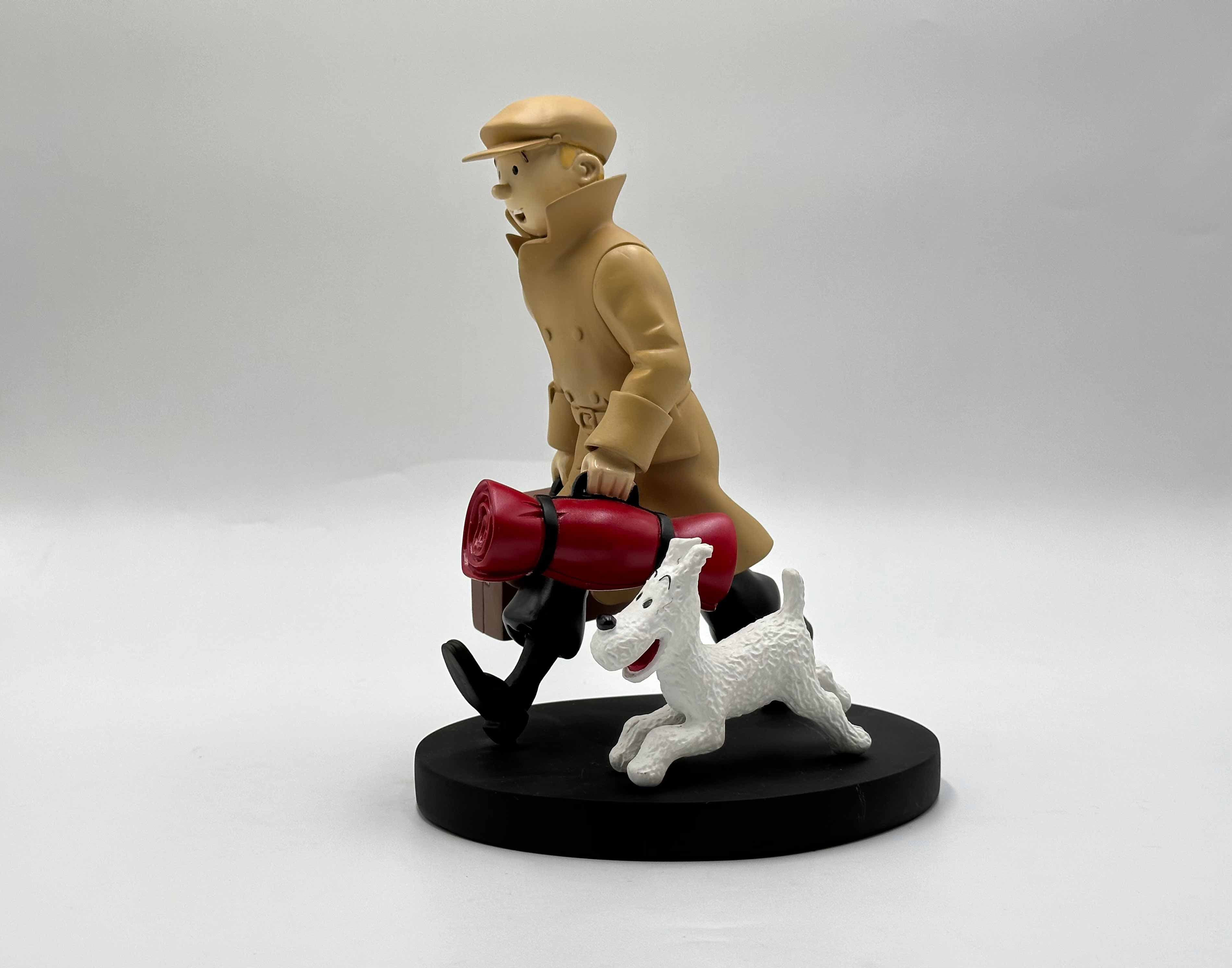 تندیس تن تن در پیاده‌رو