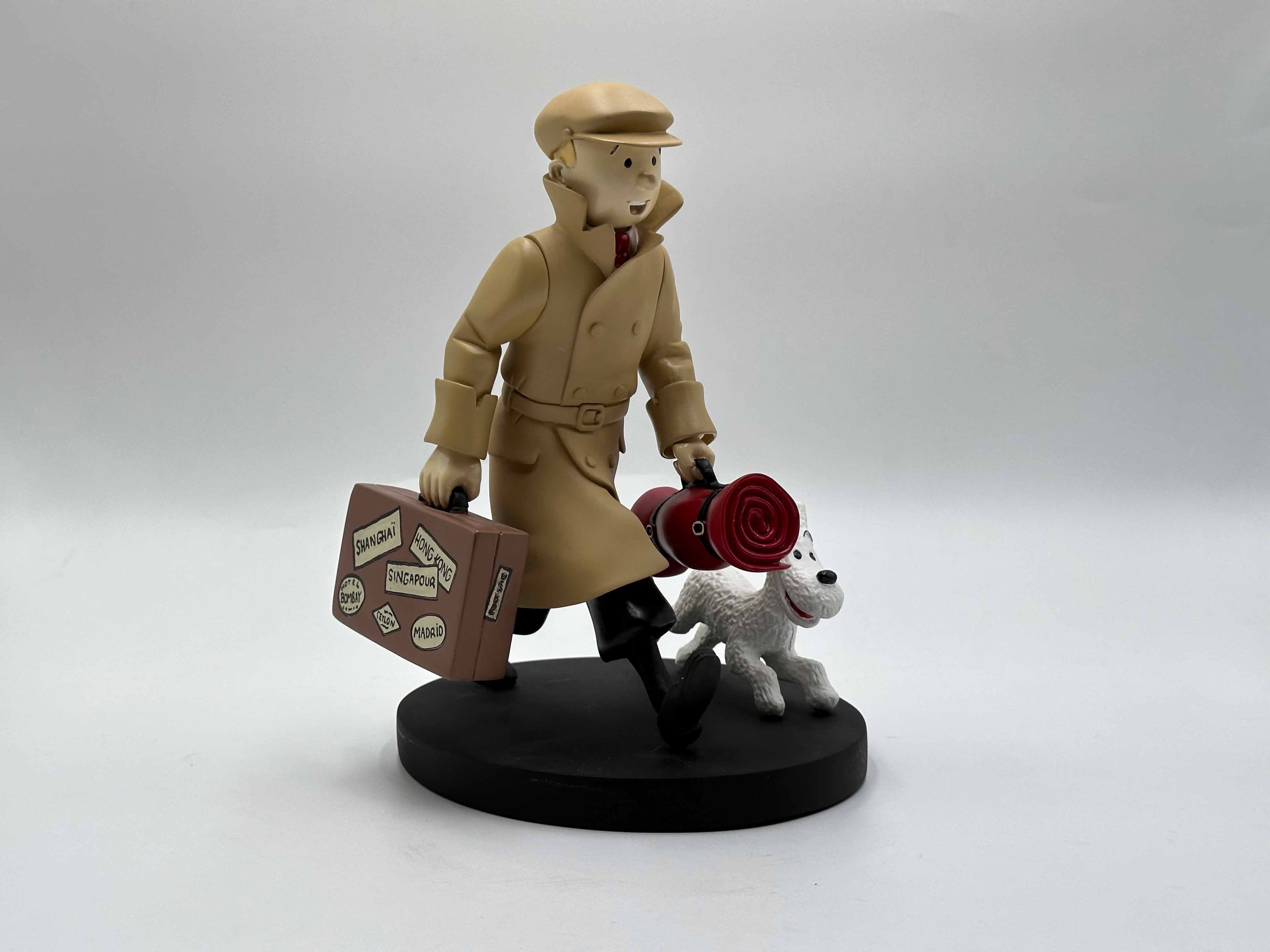 تندیس تن تن در پیاده‌رو