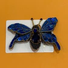 گل‌سینه پروانه سورمه‌ای گل‌دوزی