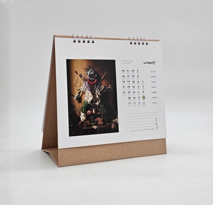 تقویم رومیزی 1404 (21*21)،(از مجموعه نقاشی های واحد خاکدان)،(سیمی)